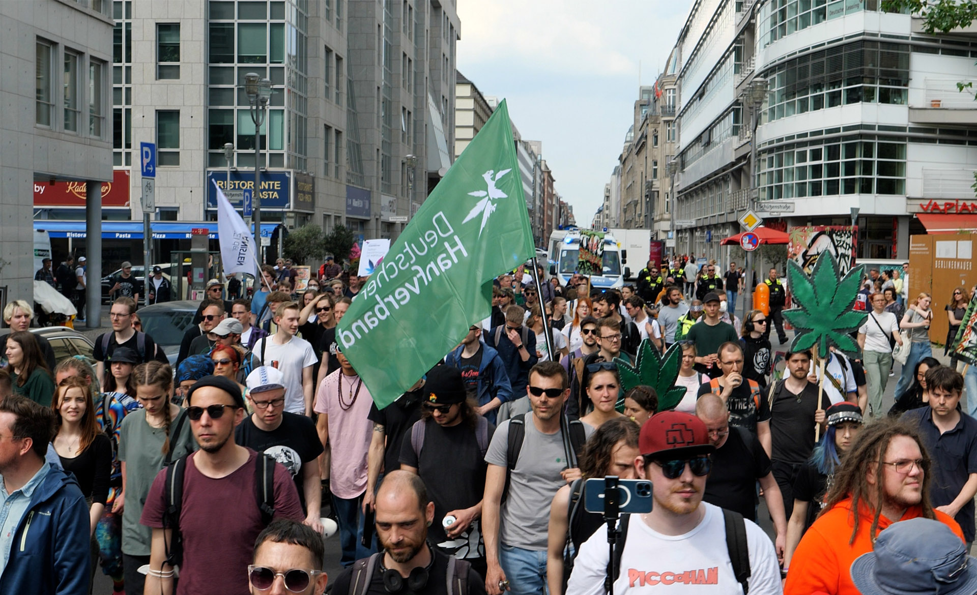 Global Marijuana March 2022: 2.500 Demonstrierende fordern “Gras in den Garten!”